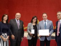 Ampliar foto: El Servicio de Orientación Penitenciaria del Colegio de Abogados de Zaragoza recibe la medalla de plata al mérito social penitenciario entre reivindicaciones
